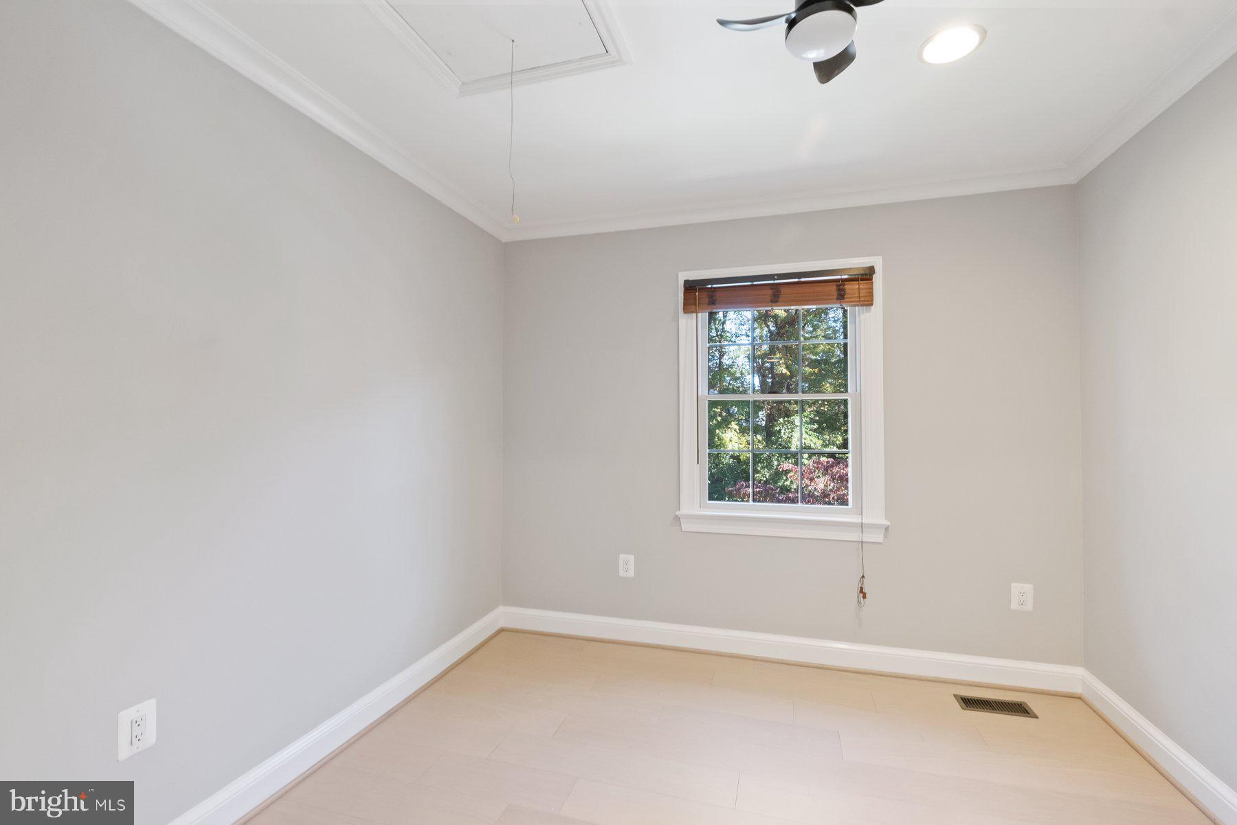 7322 Greentree Road Bethesda, MD 20817 - Photo 39 of 53 an empty room with a window