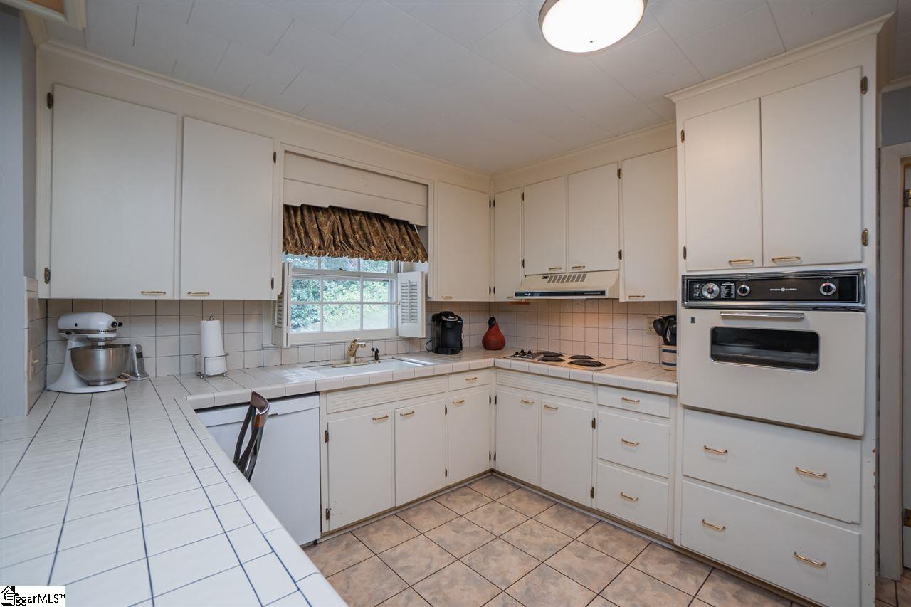 902 Calvert Avenue Clinton, SC 29325 - Photo 12 of 36