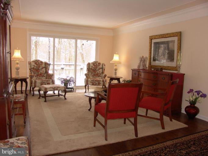 6020 Commack Court Springfield, VA 22152 - Photo 2 of 14 Living Room