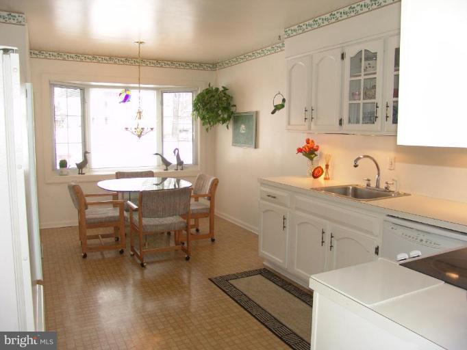 6020 Commack Court Springfield, VA 22152 - Photo 3 of 14 Kitchen