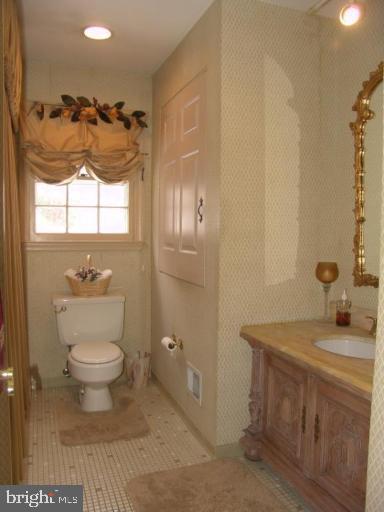 6020 Commack Court Springfield, VA 22152 - Photo 4 of 14 Bath #1