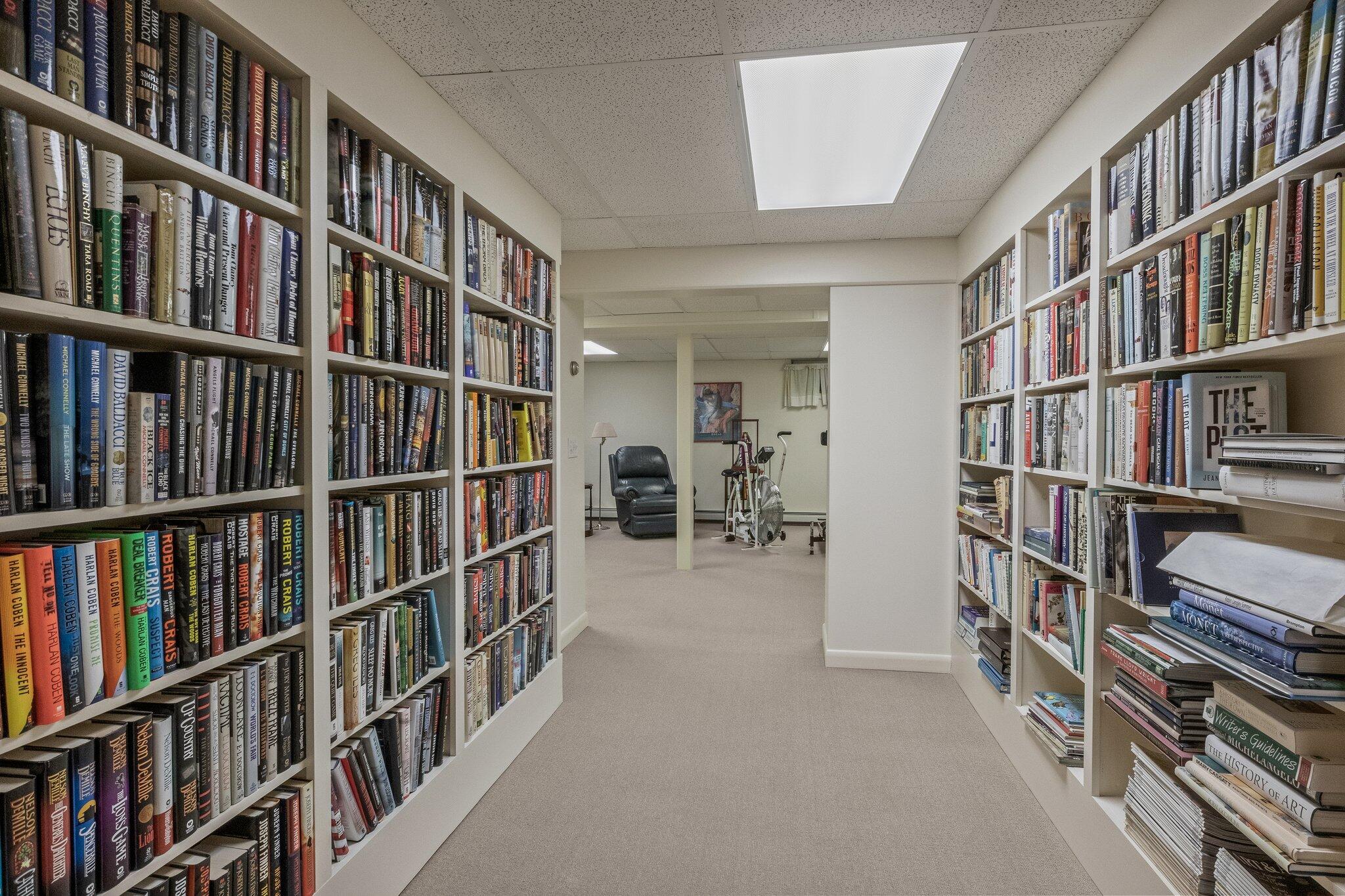 137 Strong Island Road Chatham, MA 02633 - Photo 28 of 37 a room with lots of books