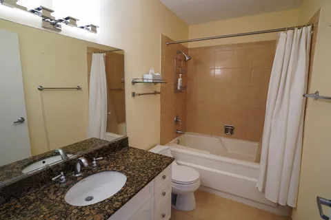 $515,000 | 512 North McClurg Court, Unit 607, Chicago, IL 60611