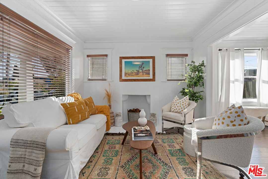 743 Sunset Avenue Venice, CA 90291 - Photo 11 of 29 a living room with furniture lamp and window