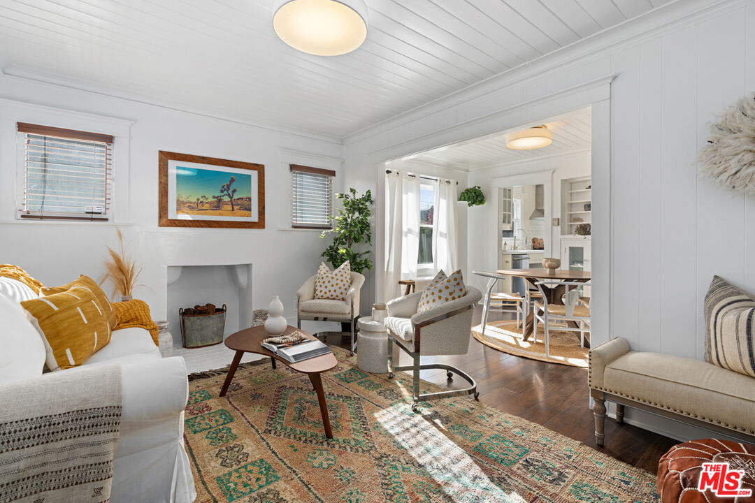743 Sunset Avenue Venice, CA 90291 - Photo 12 of 29 a living room with furniture and a couch
