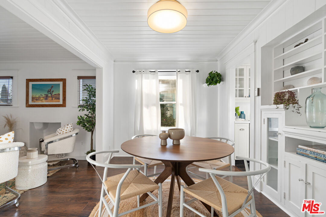 743 Sunset Avenue Venice, CA 90291 - Photo 13 of 29 a view of a dining room with furniture and wooden floor