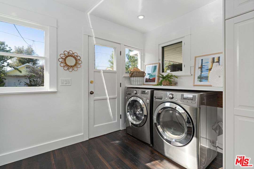 743 Sunset Avenue Venice, CA 90291 - Photo 16 of 29 a view of washer and dryer in a room