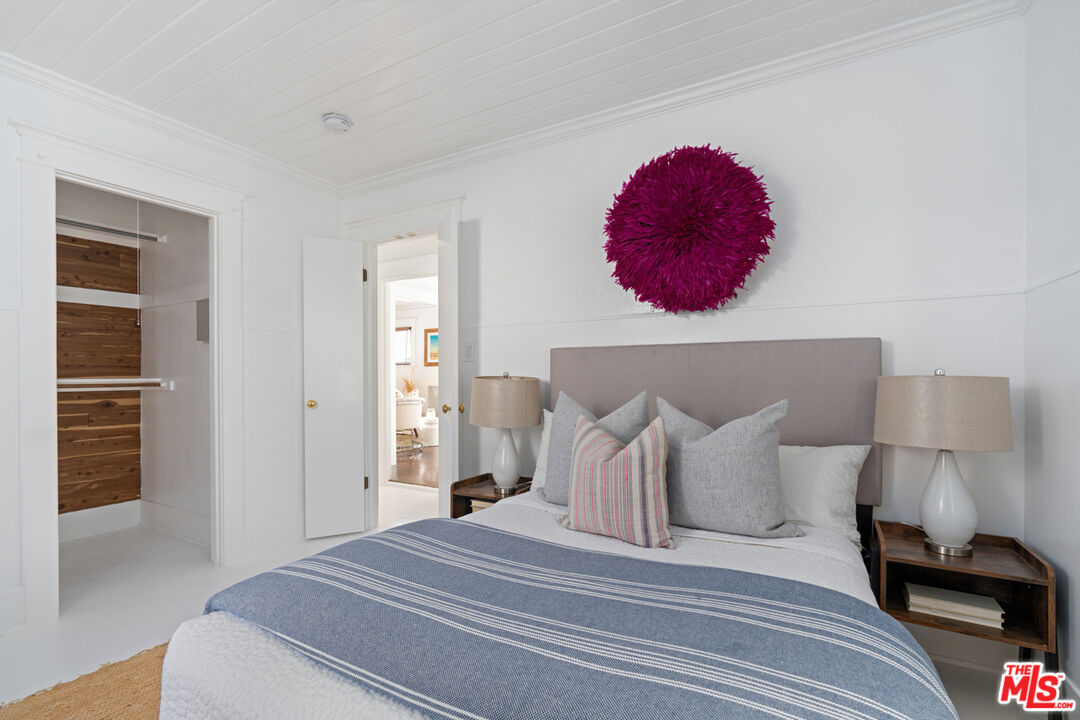 743 Sunset Avenue Venice, CA 90291 - Photo 17 of 29 a bedroom with a bed and a lamp