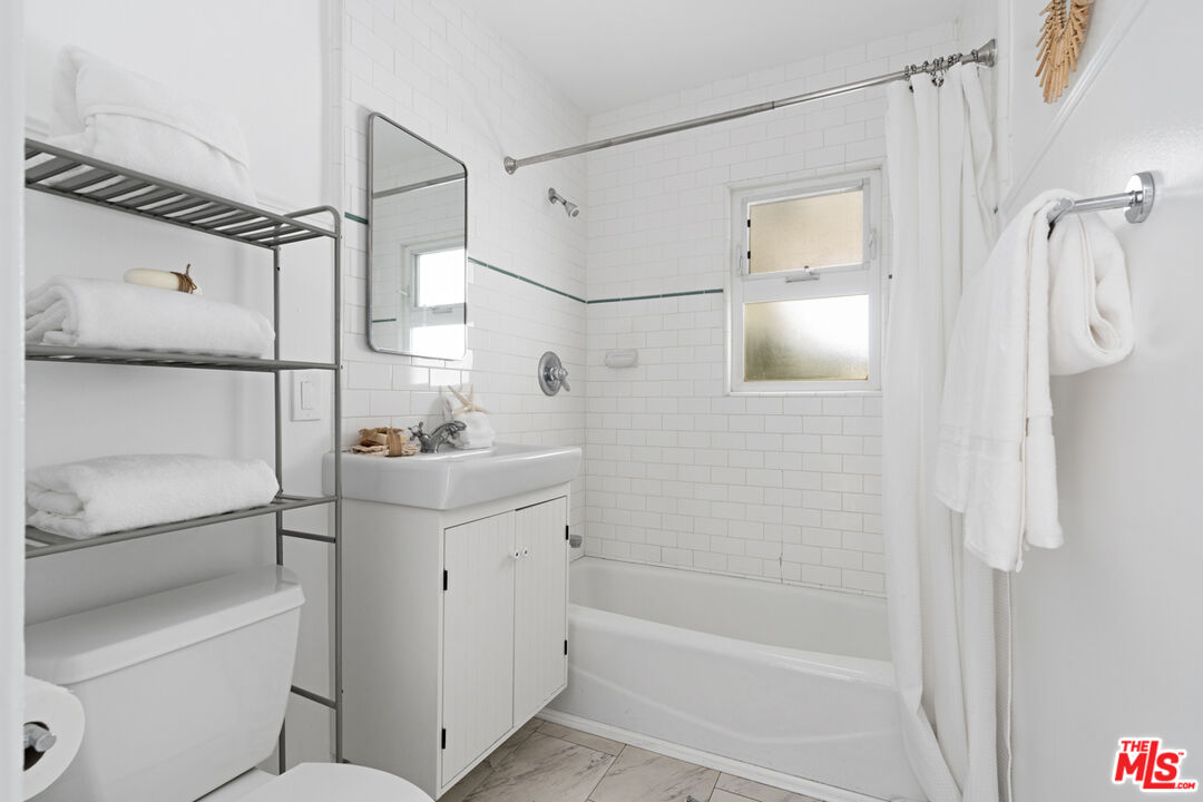 743 Sunset Avenue Venice, CA 90291 - Photo 18 of 29 a bathroom with a shower a sink and a mirror