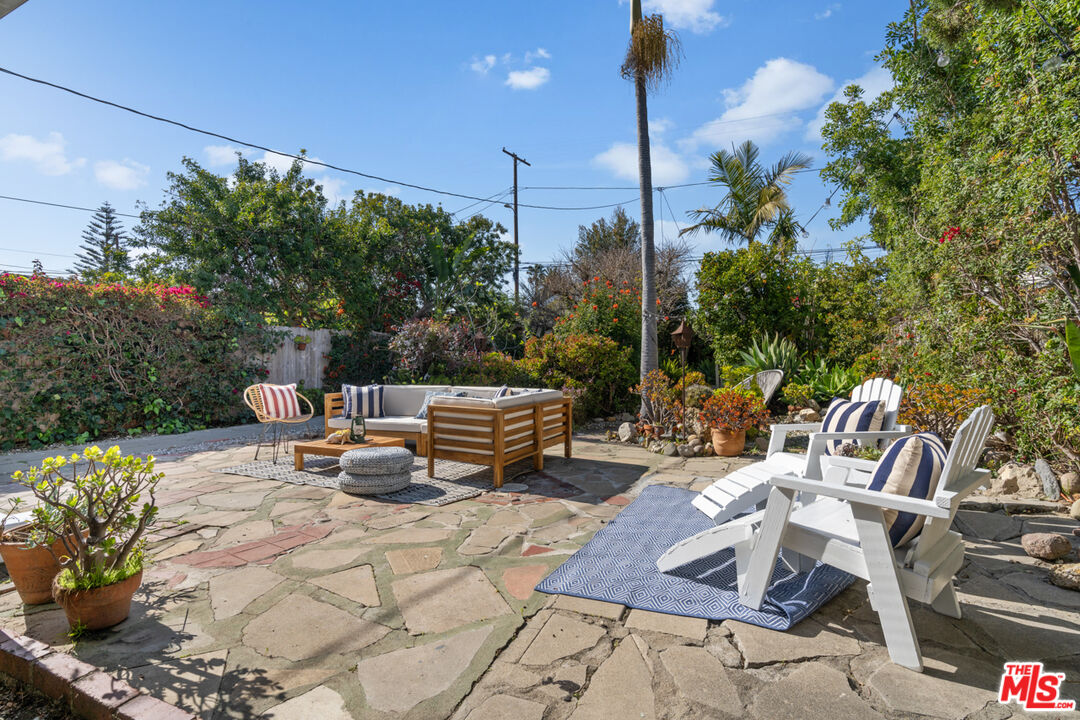 743 Sunset Avenue Venice, CA 90291 - Photo 20 of 29 a view of a patio with table and chairs and potted plants
