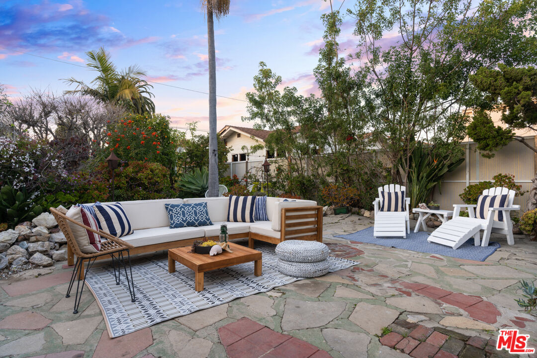 743 Sunset Avenue Venice, CA 90291 - Photo 22 of 29 a view of couch on the patio