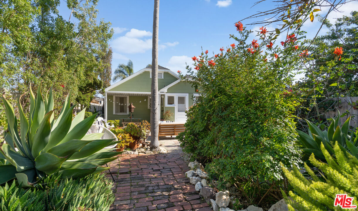 743 Sunset Avenue Venice, CA 90291 - Photo 23 of 29 a house view with a garden space