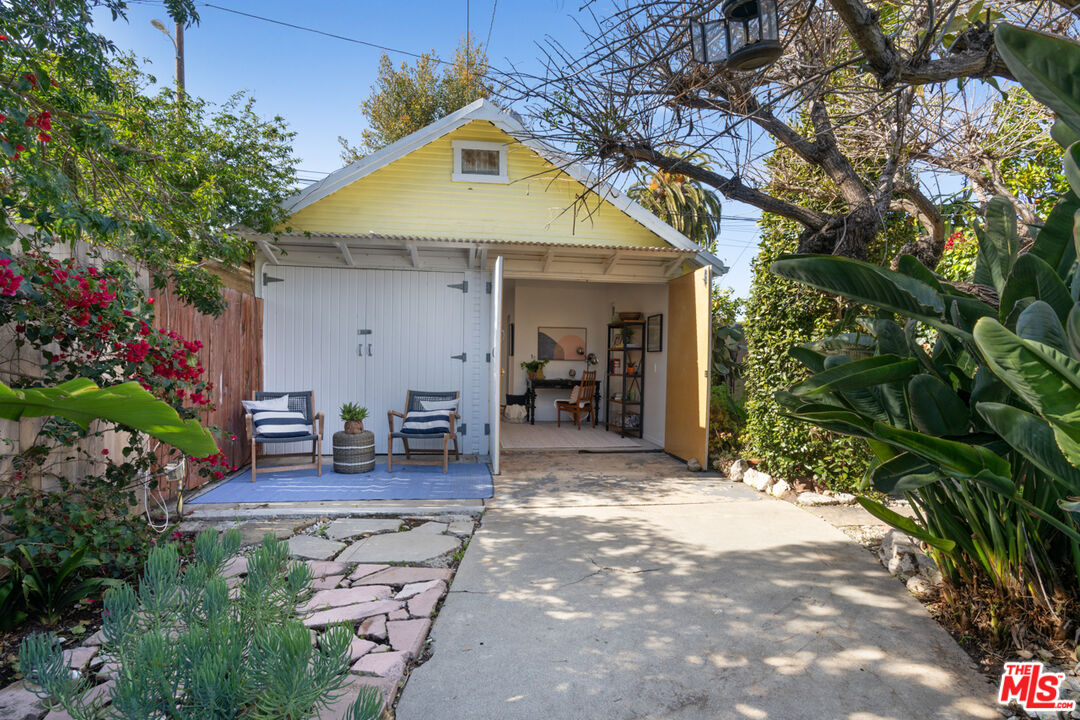 743 Sunset Avenue Venice, CA 90291 - Photo 24 of 29 a view of a house with a patio and garden