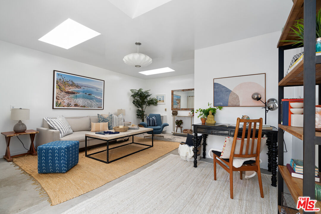 743 Sunset Avenue Venice, CA 90291 - Photo 25 of 29 a living room with furniture wooden floor and a flat screen tv