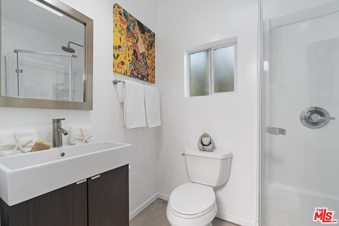 743 Sunset Avenue Venice, CA 90291 - Photo 26 of 29 a bathroom with a toilet a sink and mirror