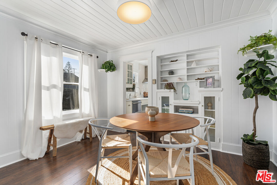 743 Sunset Avenue Venice, CA 90291 - Photo 3 of 29 a view of a dining room with furniture and a potted plant