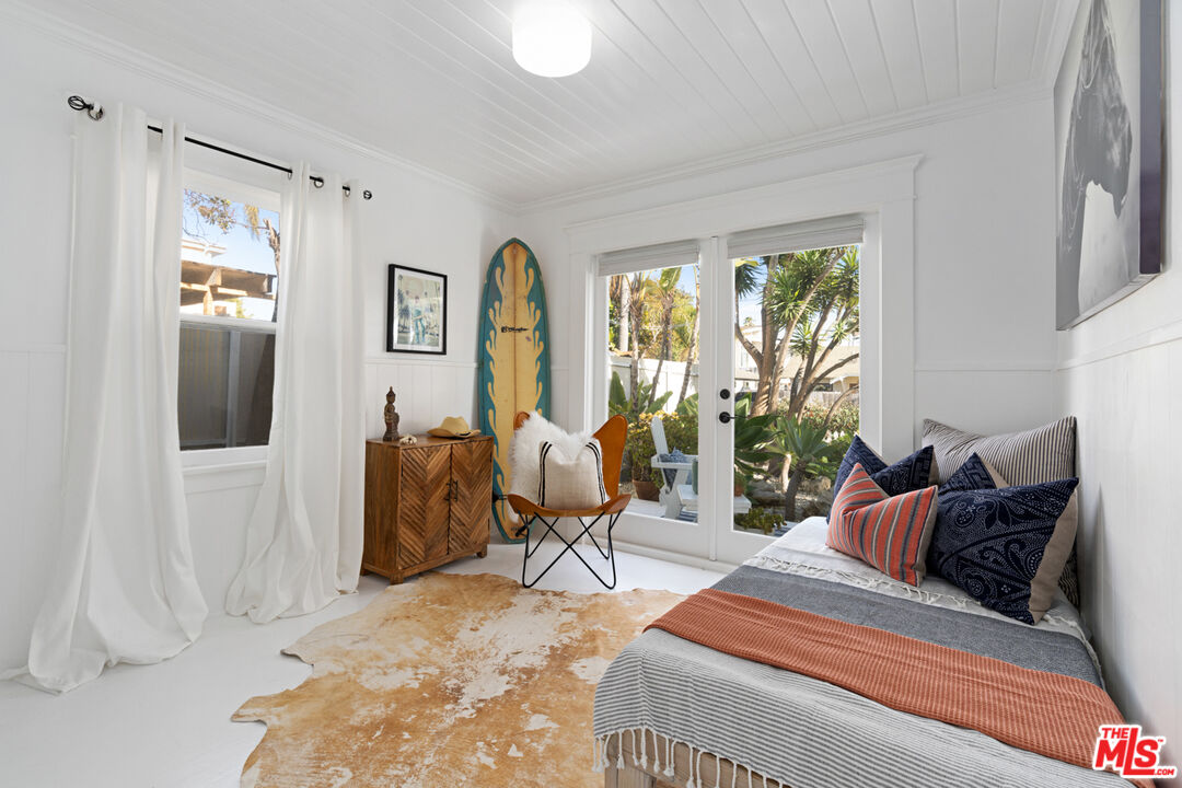 743 Sunset Avenue Venice, CA 90291 - Photo 5 of 29 a living room with furniture and a large window