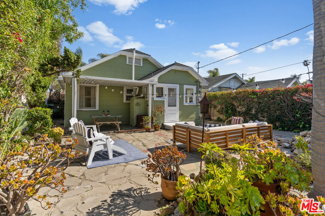 743 Sunset Avenue Venice, CA 90291 - Photo 7 of 29 a view of a house with backyard sitting area and garden