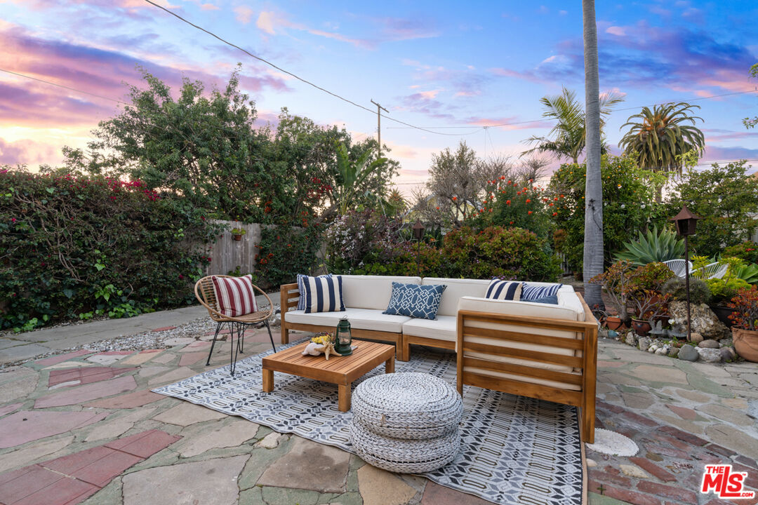 743 Sunset Avenue Venice, CA 90291 - Photo 8 of 29 a patio with patio a couch and chairs