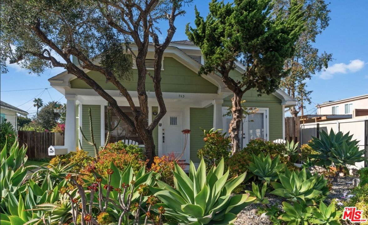 743 Sunset Avenue Venice, CA 90291 - Photo 9 of 29 a front view of a house with garden