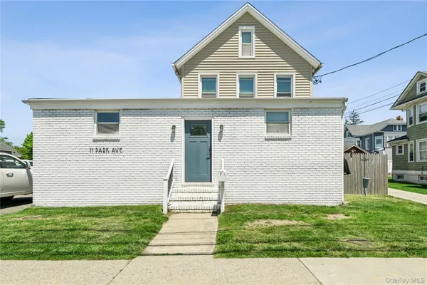 $3,200 | 11 Park Avenue, Unit 1A, Babylon, NY 11702