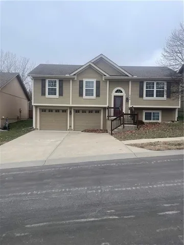 $2,300 | 544 North Old Mill Road, Independence, MO 64056