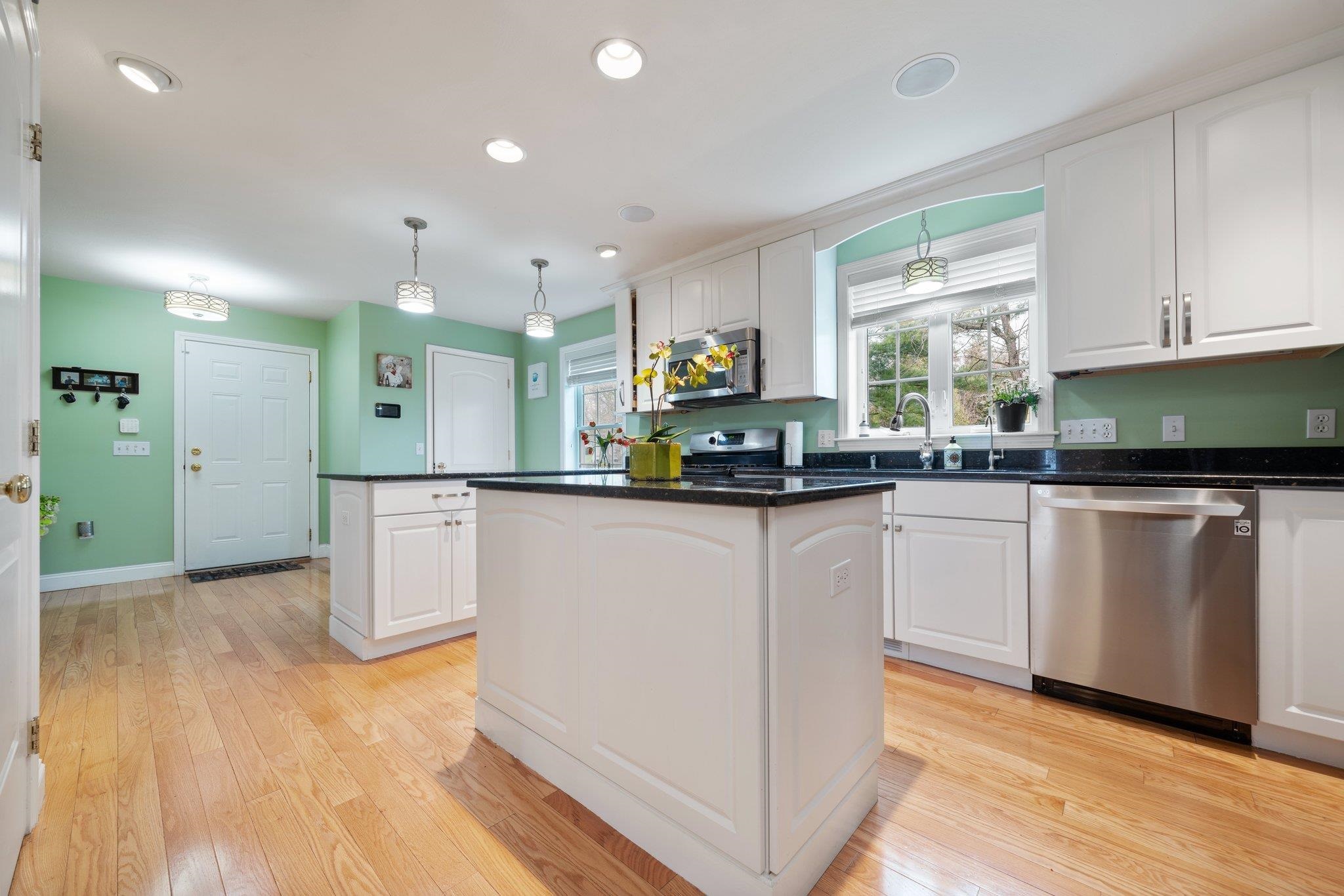 146 East Dunstable Road Nashua, NH 03062 - Photo 4 of 27