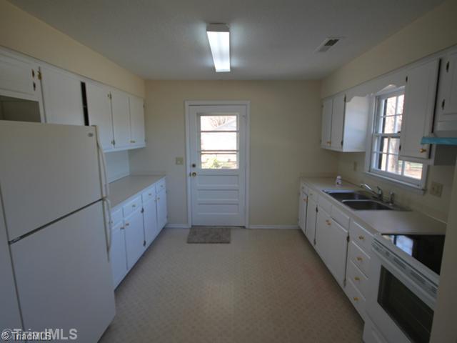 114 Maple Lane King, NC 27021 - Photo 4 of 14 Kitchen.