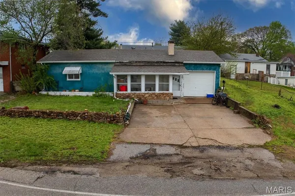 $69,900 | 516 North Old Edwardsville Road, Roxana, IL 62084