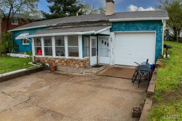 $69,900 | 516 North Old Edwardsville Road, Roxana, IL 62084