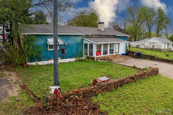 $69,900 | 516 North Old Edwardsville Road, Roxana, IL 62084