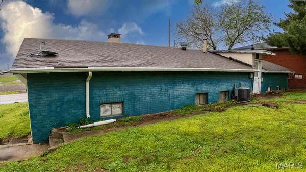 $69,900 | 516 North Old Edwardsville Road, Roxana, IL 62084