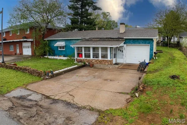 $69,900 | 516 North Old Edwardsville Road, Roxana, IL 62084