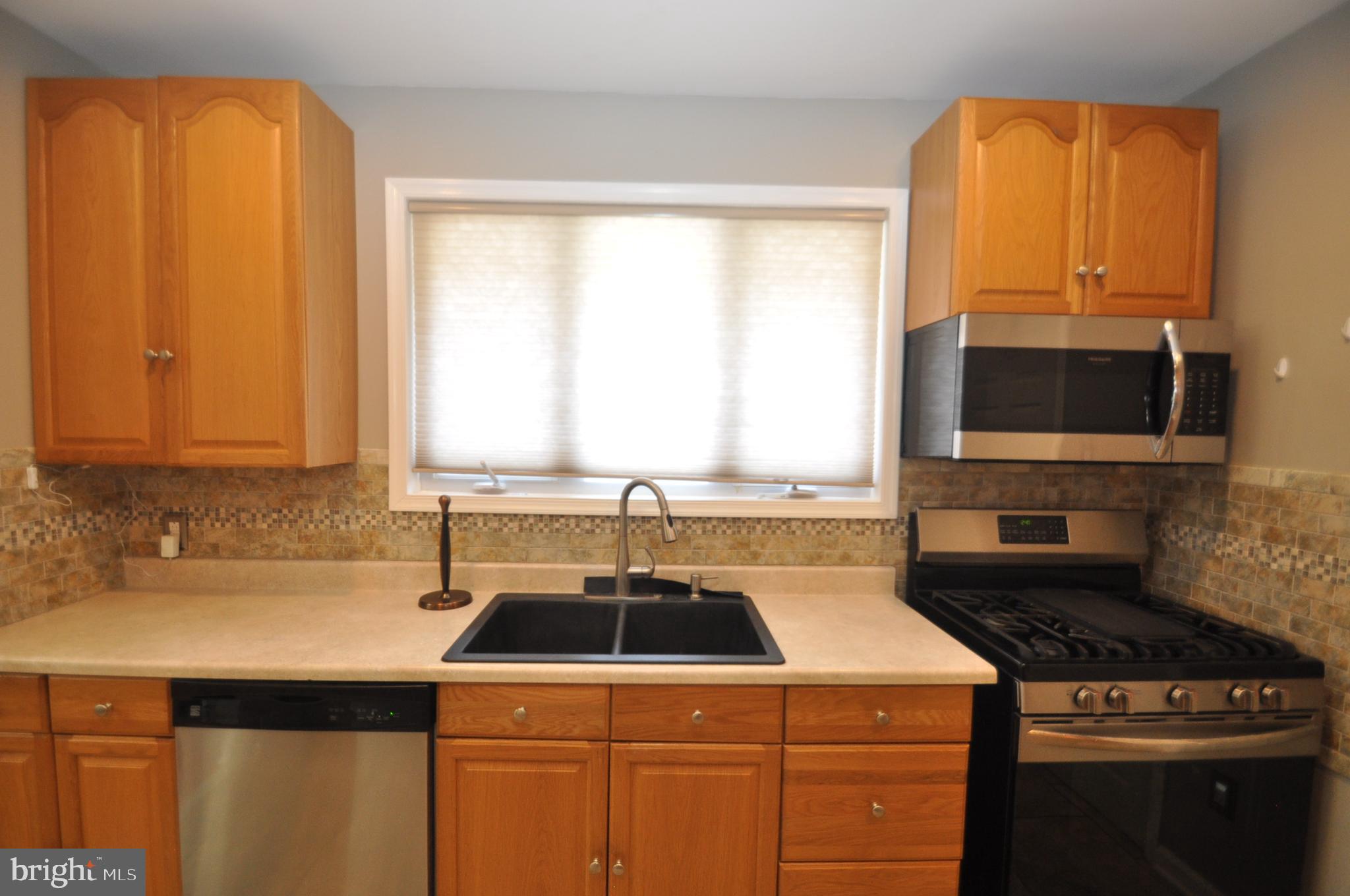 402 Neck Road Burlington, NJ 08016 - Photo 9 of 33 Kitchen gas cooking