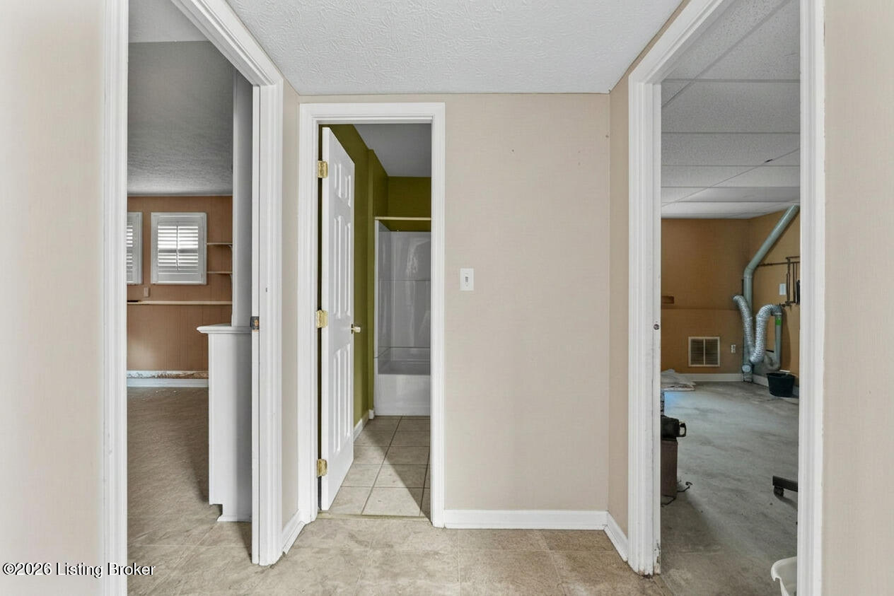 6311 May Pen Road Louisville, KY 40228 - Photo 34 of 46 Hallway