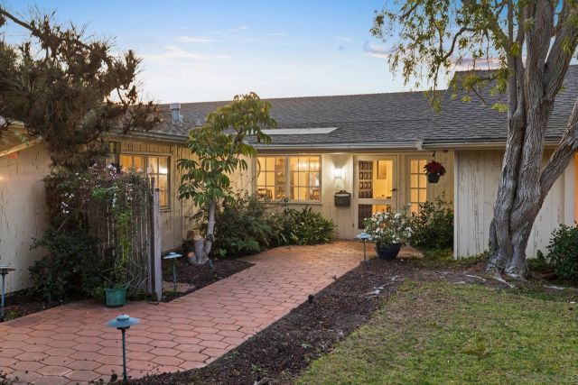 a view of a house with backyard and garden