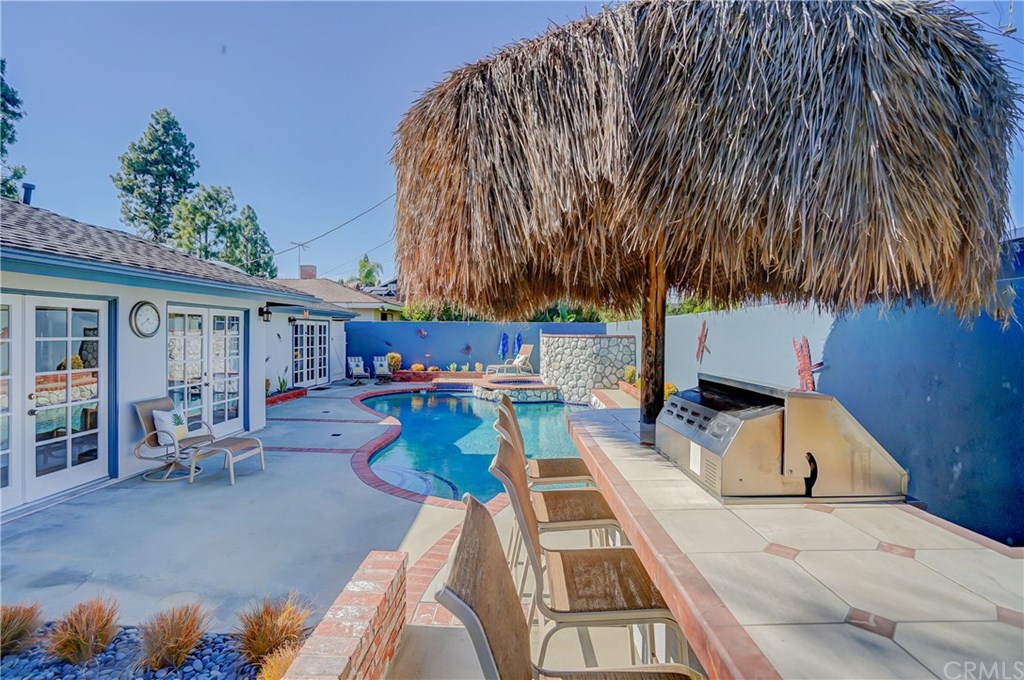 460 Peralta Avenue Long Beach, CA 90803 - Photo 32 of 42 Built in BBQ area is ready to go!