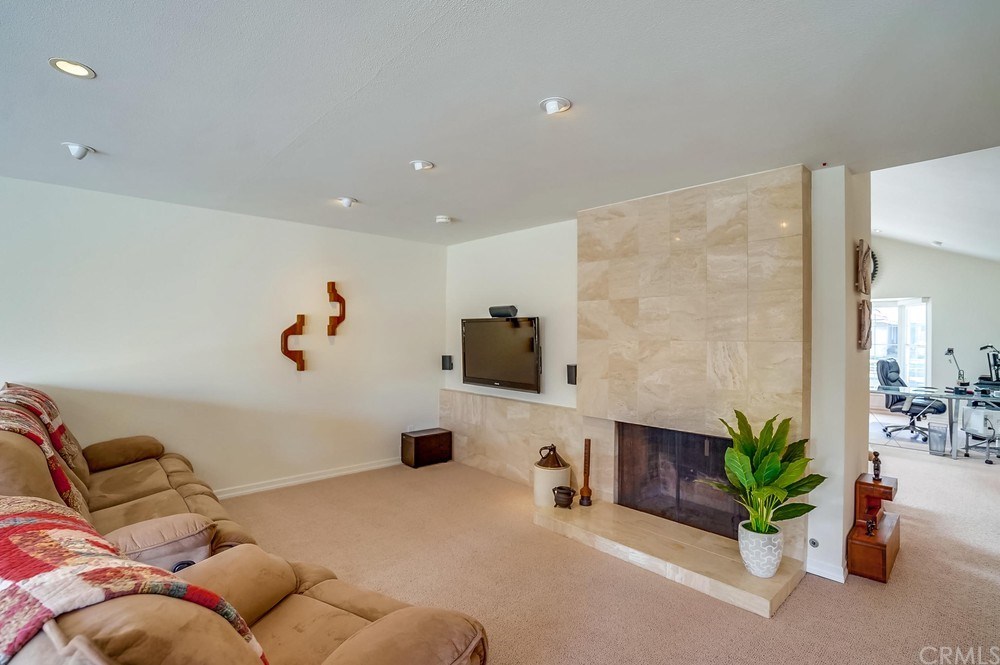 460 Peralta Avenue Long Beach, CA 90803 - Photo 10 of 42 The flat screen TV and all of the surround sound speakers and equipment stay with the home!