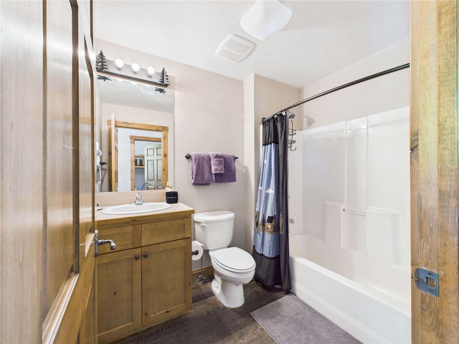27 Lake Ridge Circle, Unit 1842 Keystone, CO 80435 - Photo 19 of 50 Full bath with tub/shower combo, rustic wood vanity, and lodge-inspired accents.