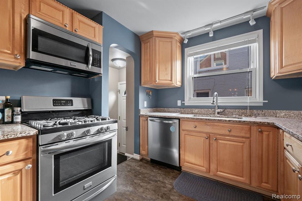 2064 Oxford Road Grosse Pointe Woods, MI 48236 - Photo 9 of 28
