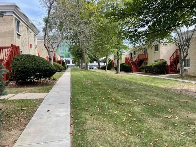 $1,975 | 1 Lake Avenue, Unit 4B, East Brunswick, NJ 08816