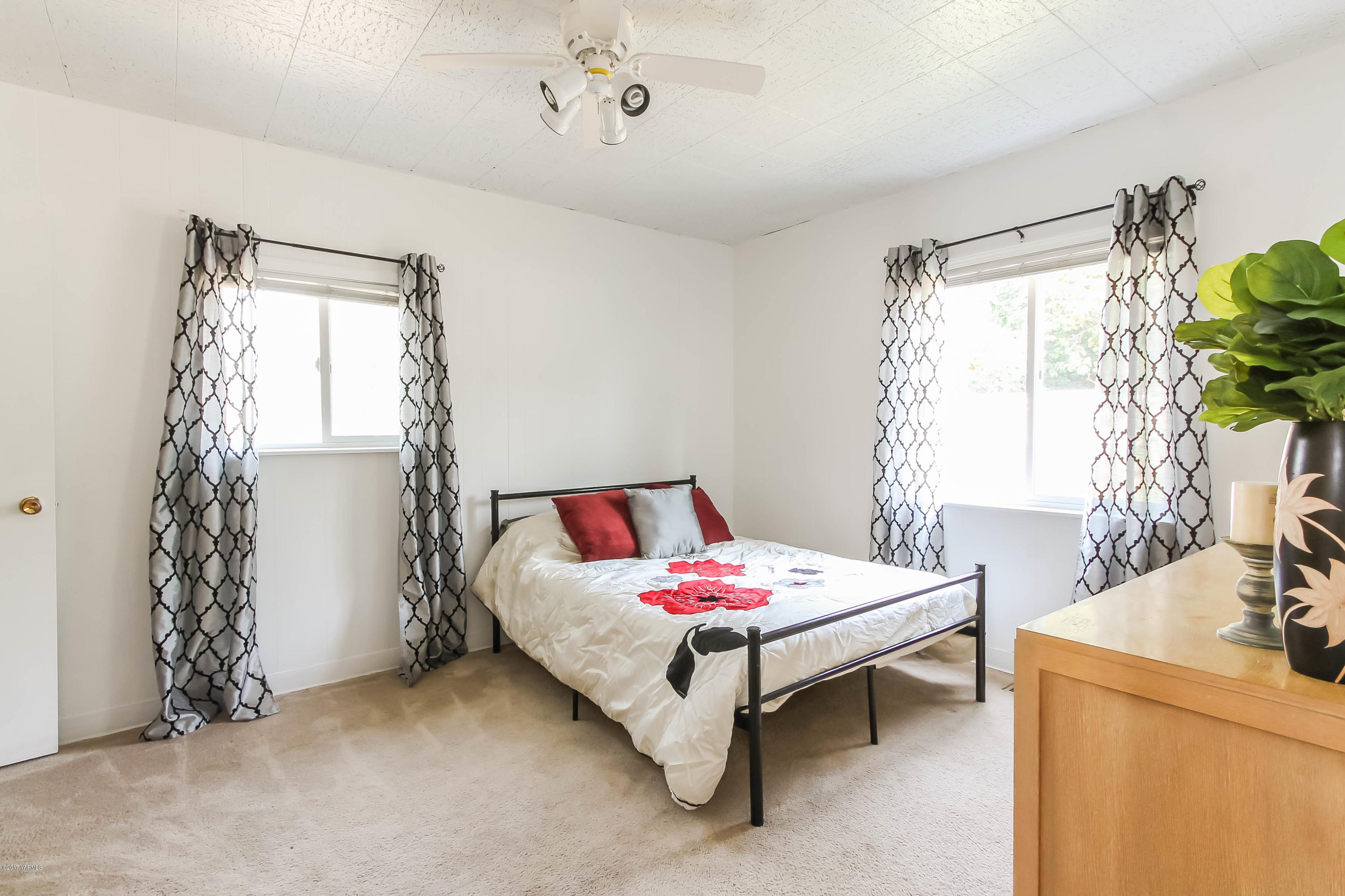 2911 Wiley Road Yakima, WA 98903 - Photo 18 of 35 1st floor bedroom