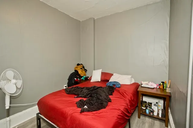 a bed room with a bed and a closet