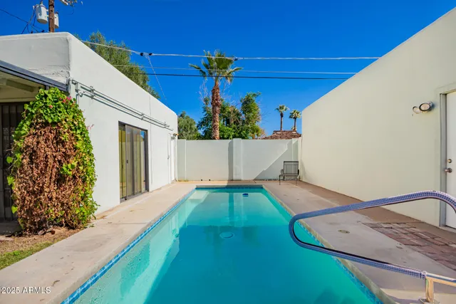 a view of a backyard