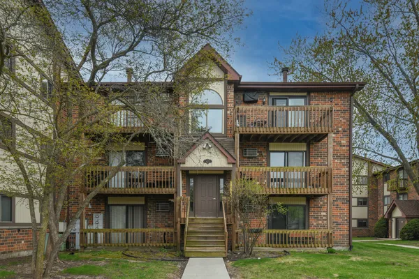 $1,750 | 425 Berkshire Drive, Unit 16, Crystal Lake, IL 60014