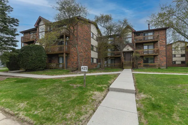 $1,750 | 425 Berkshire Drive, Unit 16, Crystal Lake, IL 60014