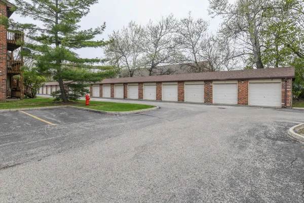 $1,750 | 425 Berkshire Drive, Unit 16, Crystal Lake, IL 60014