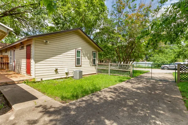 $2,050 | 913 East 53rd 1/2 Street, Unit B, Austin, TX 78751