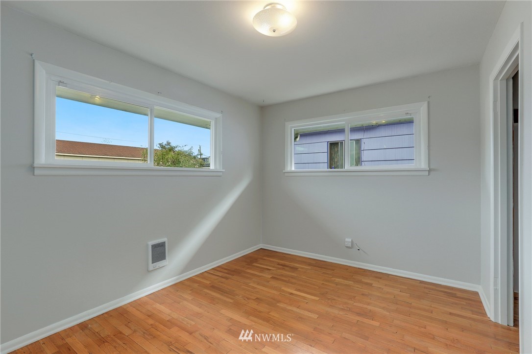 340 Wells Avenue North Renton, WA 98057 - Photo 14 of 23 a view of empty room with wooden floor