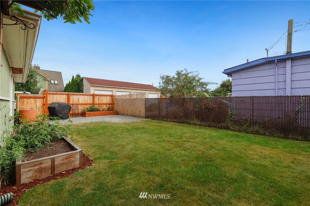 340 Wells Avenue North Renton, WA 98057 - Photo 18 of 23 a backyard of a house with lots of green space